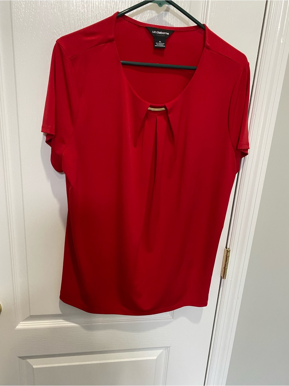 Liz Claiborne Red Short Sleeve Scoop Neck Top with Gold Bar